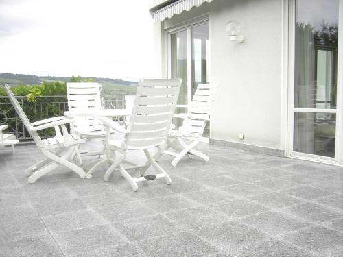 Diese Terrassenplatten aus Rosabeta Marmor zeichnen sich durch ihre zarten rosa und beigen Töne aus, die von feinen, natürlichen Adern durchzogen sind und eine elegante und romantische Atmosphäre schaffen.