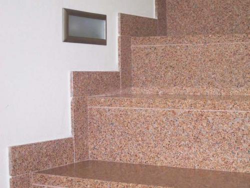 Terrazzo Ronuv Treppenstufen mit einem harmonischen Mix aus bunten Steinfragmenten in einem warmen, beigen Hintergrund, der eine lebendige und zugleich elegante Atmosphäre erzeugt.